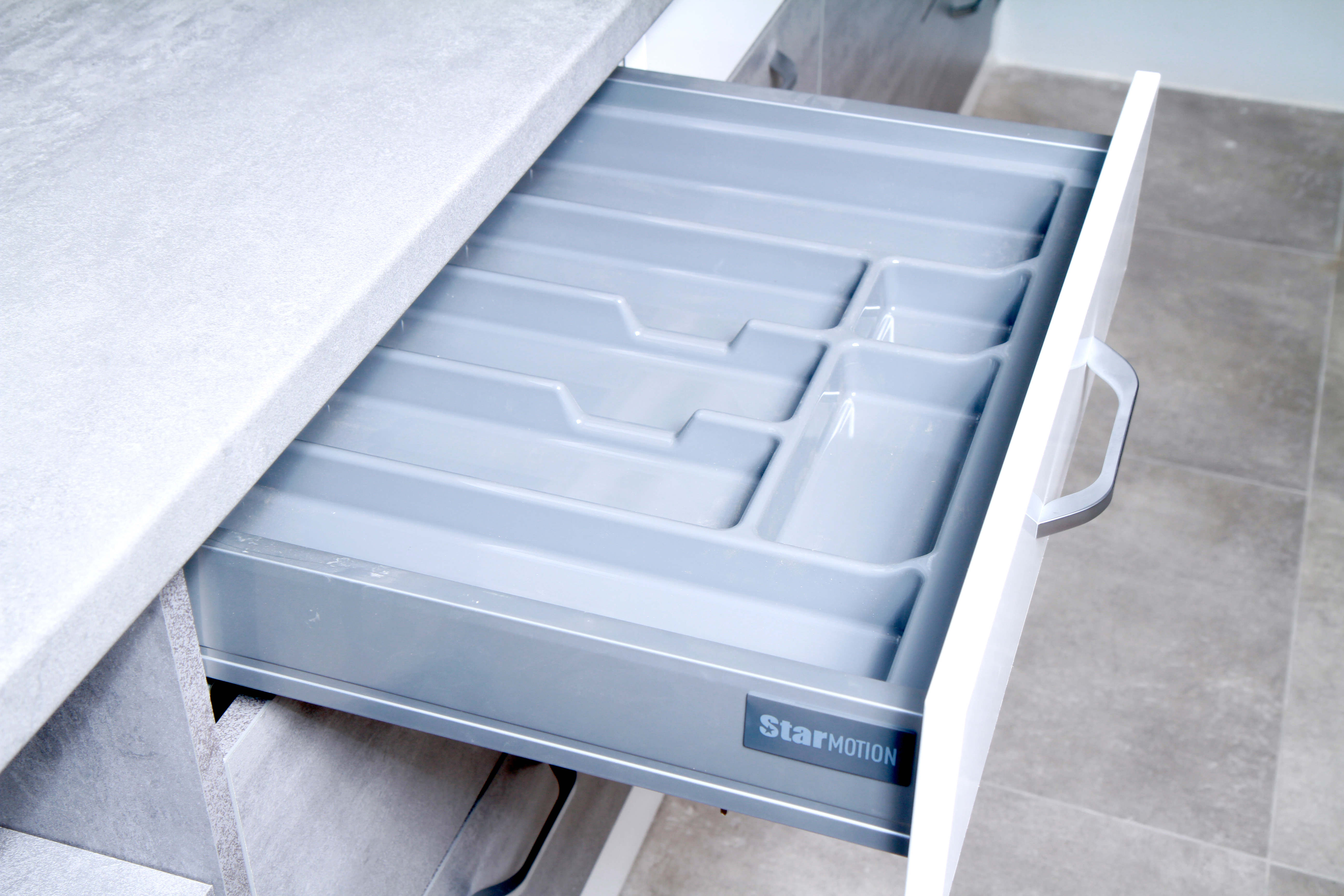 Samodomykające się szuflady Starmotion